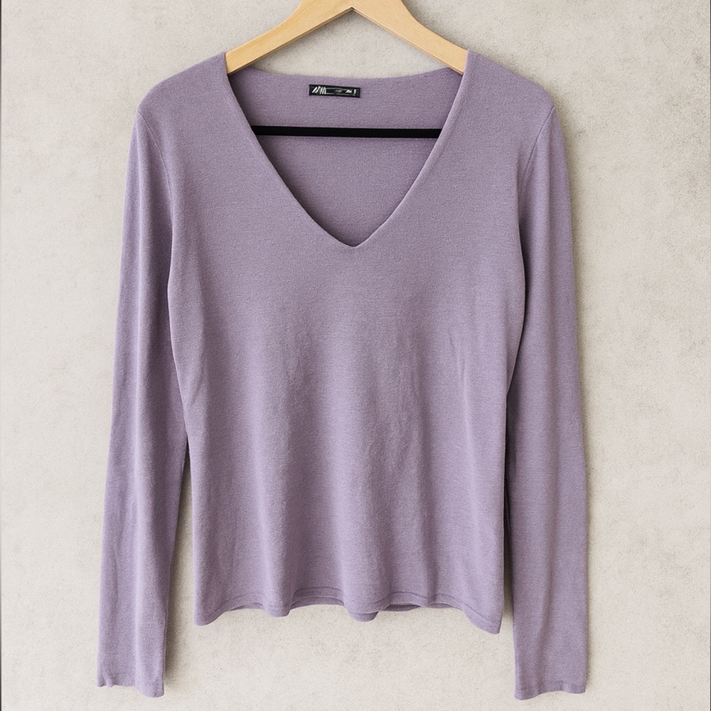 Zara Women's Lilac Purple V-Neck very lightweight sweater